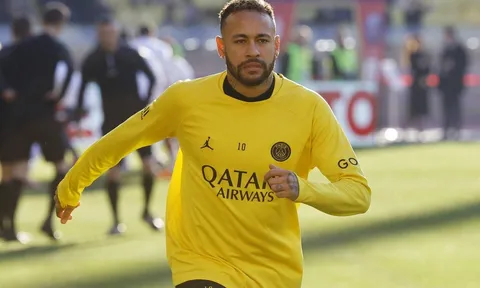 Neymar tranh cãi với sếp PSG