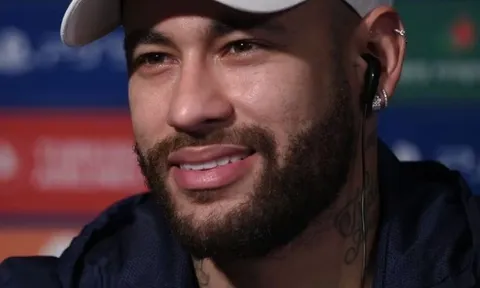 Neymar xin lỗi bạn gái giữa tin đồn ngoại tình