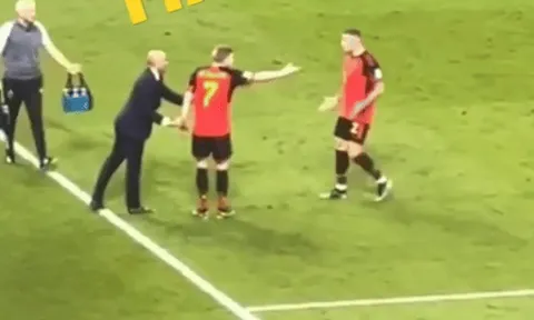 De Bruyne nổi nóng với huấn luyện viên