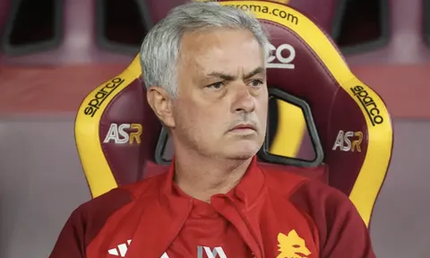 Ngàn cân treo sợi tóc, Mourinho đối mặt trát sa thải