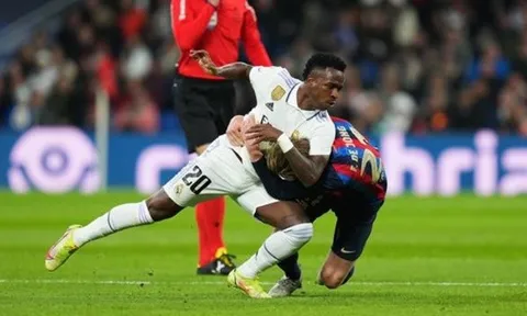 Ngăn De Jong thoát pressing, Vinicius tung chiêu đấu vật