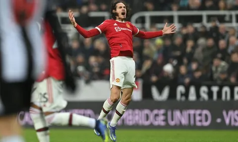 Ngày Cavani làm lu mờ Ronaldo