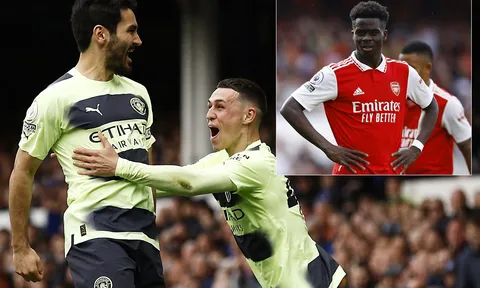 Ngoại hạng Anh: Arsenal dâng cúp cho Man City