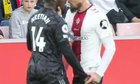 Không chỉ Jesus, gã đồ tể làm điều hung hãn với sao Arsenal khác