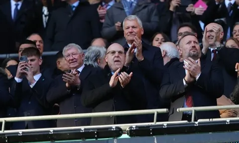 Ngồi cạnh Sir Alex, Avram Glazer nhận cái kết 'đắng lòng'
