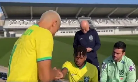 Ngồi chỗ Neymar, Fred bị lôi đi