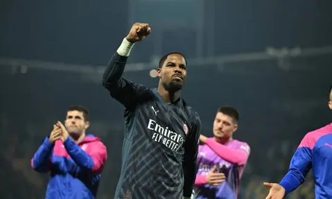 Ngược dòng ngoạn mục, AC Milan bám sát ngôi đầu