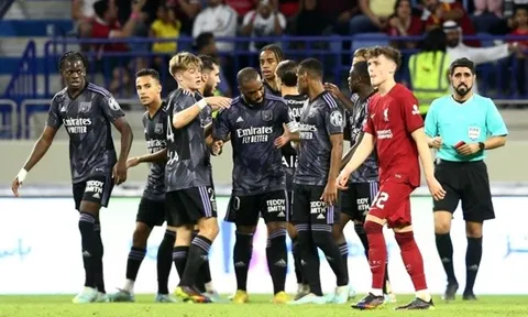 Người cũ Arsenal khiến Liverpool ôm hận trong ngày Salah hỏng penalty