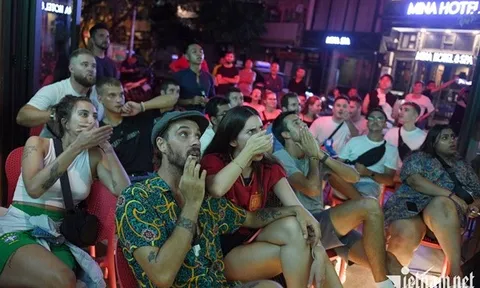 Người Đức cổ vũ đội nhà náo động phố Tây Hà Nội lúc 2h