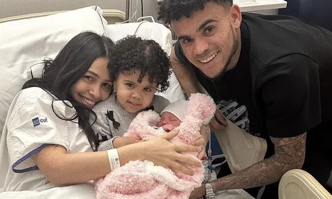 Người hùng Liverpool đón tin vui ngoài sân cỏ