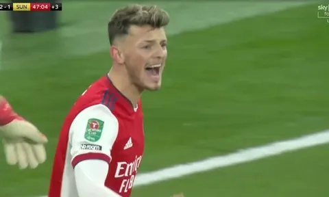 Người Man City thất thần; Ben White hét vào mặt đồng đội