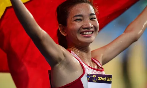 Nguyễn Thị Oanh vô đối ở SEA Games, ăn mừng HCV dưới mưa