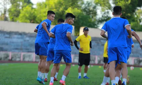 Nhà nghèo, HLV V-League thừa nhận 'sống chung với lũ'
