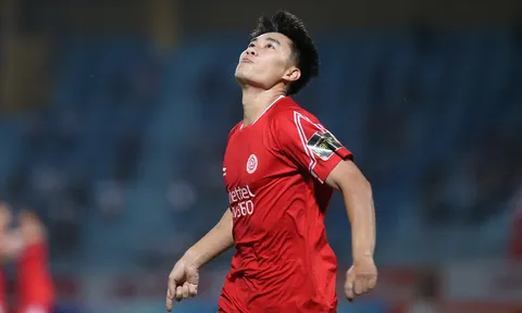 Nhâm Mạnh Dũng ăn mừng điệu Ronaldo