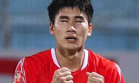 Nhâm Mạnh Dũng bật khóc khi phá lưới SLNA