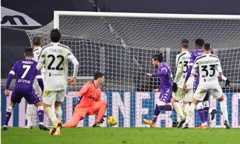 Nhận "combo" thẻ đỏ + phản lưới nhà, Juventus thảm bại trước Fiorentina