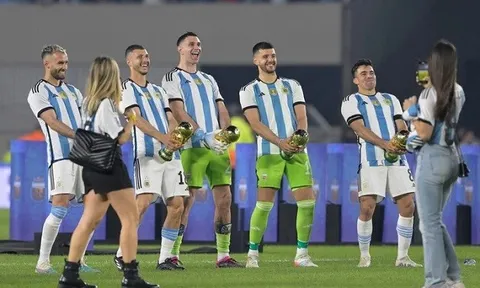 Nhận cúp vô địch, dàn sao Argentina lặp lại 'trò hề' của Martinez