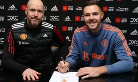 Nhìn Arsenal, mới thấy Man United đã đúng