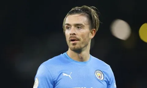 Nhìn Grealish, Saka biết làm sao để học cách né đòn