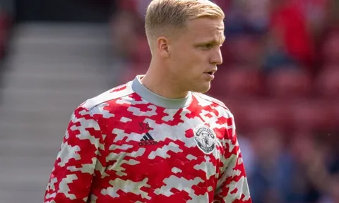 Nhìn hàng tiền vệ, Man Utd nên thay đổi quan điểm về Van de Beek