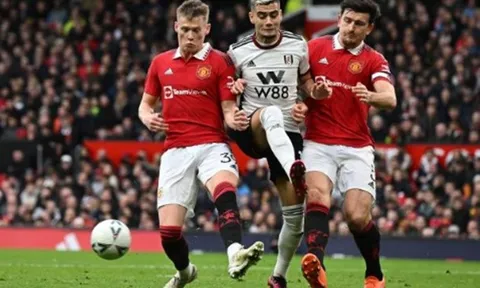 Nhìn Messi, ngẫm về Maguire và McTominay