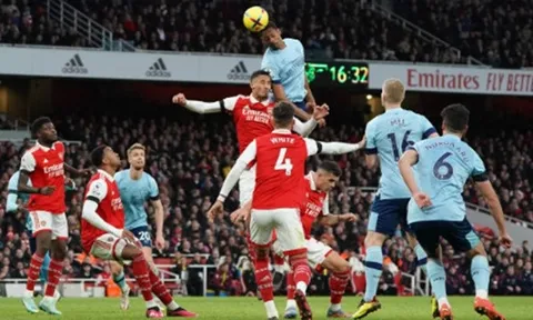 Nhìn Saliba hóa "kẻ tí hon", mới thấy cái tầm của Van Dijk