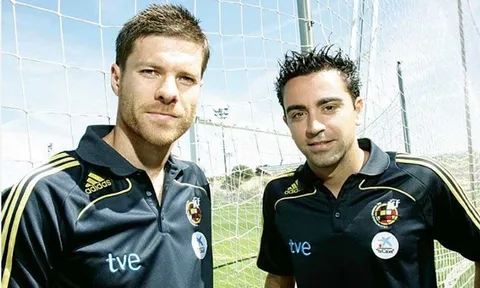 Nhìn Xavi, mới thấy quyết định đúng đắn của Xabi Alonso