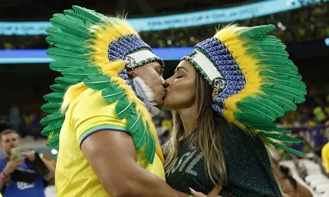 Những màn 'khóa môi' ngọt ngào trên khán đài World Cup 2022