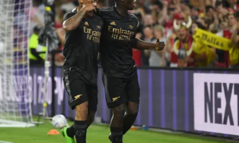 Neville ấn tượng mạnh với tiền đạo Arsenal