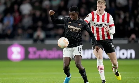 Zinchenko nhận xét thẳng thắn về người thay thế Jesus