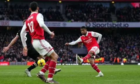 Nổ súng phút 90+7, Arsenal giữ vững khoảng cách 5 điểm với Man City