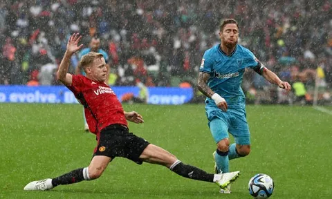Thảm hại Van de Beek