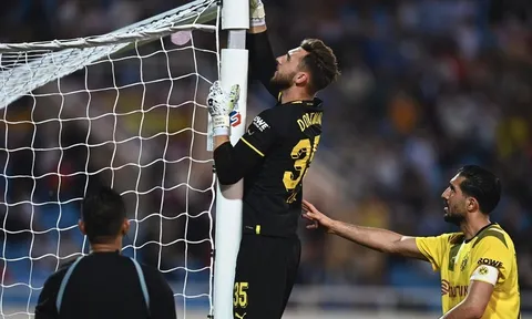 Nữ HLV Dortmund bật cười vì sự cố khung thành trên sân Mỹ Đình