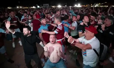 Nước mắt đã rơi, 'sóng người' West Ham làm loạn Praha