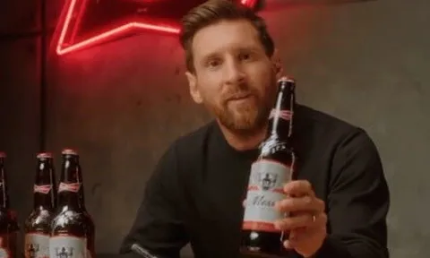 Nhận bia của Messi, Oblak và Buffon lập tức phá vỡ im lặng