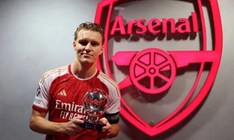 Sút xa cháy lưới, Odegaard phá vỡ im lặng về Champions League