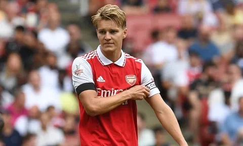 Rio Ferdinand 'quay xe' với Odegaard