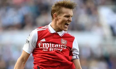Xé lưới Newcastle, Odegaard gửi chiến thư đến Man City