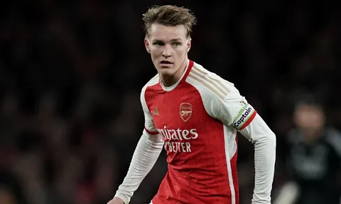 Odegaard âm thầm hơn để giúp Arsenal rực cháy