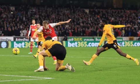 Odegaard nổ cú đúp, Arsenal cho Man City "ngửi khói"