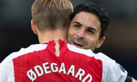 Odegaard phản ứng khi Ramsdale phải dự bị