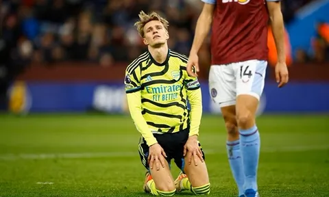 Gánh Arsenal "còng lưng", Martin Odegaard vẫn bị chỉ trích thậm tệ