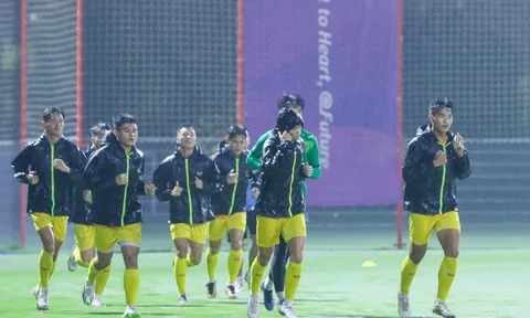 Olympic Việt Nam gạt buồn, đội mưa tập chờ đấu Saudi Arabia