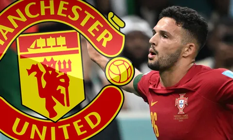 Ten Hag vừa nhận cú tát đau điếng từ Man Utd trên TTCN