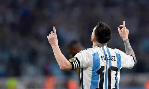 Messi vượt mốc 100 bàn cho Argentina: Người viết sử bóng đá