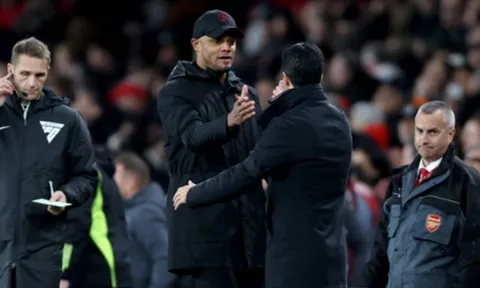 Thua trận, Kompany nói thẳng cách huấn luyện của Arteta