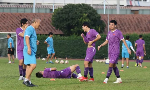 Thầy Park chơi 'oẳn tù tì', tuyển Việt Nam cười nghiêng ngả