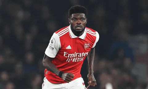 Dwight Yorke khuyên M.U mua tiền vệ đa năng của Arsenal