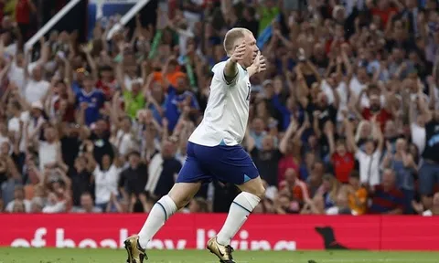 Paul Scholes sút xa ghi bàn rồi chấn thương