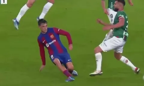 Pedri bị đạp mắt cá, Barca phẫn nộ